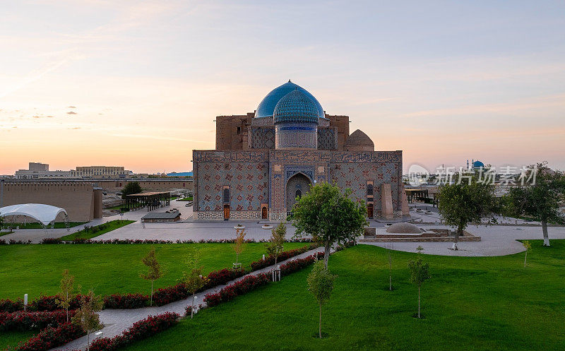 在突厥世界的中心——土耳其斯坦的哈萨克斯坦城市，从一架四轴飞行器上俯瞰中世纪的Khoja Akhmet Yassaui陵墓